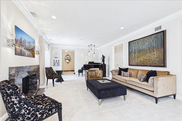 485 Oakwood Avenue D-2, Lake Forest, IL 60045