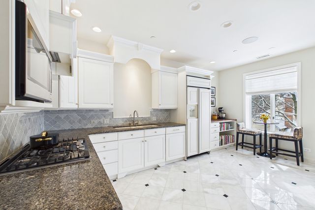 485 Oakwood Avenue D-2, Lake Forest, IL 60045