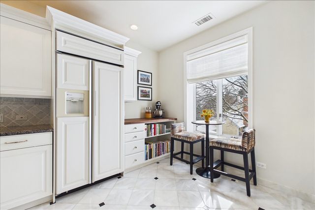 485 Oakwood Avenue D-2, Lake Forest, IL 60045