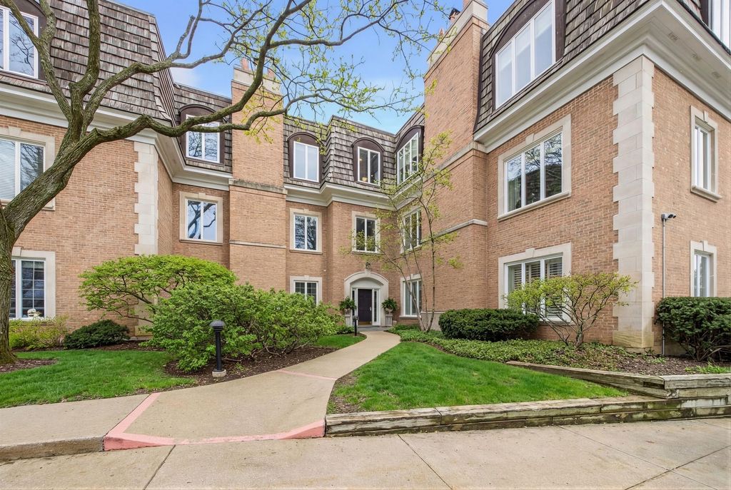 485 Oakwood Avenue D-2, Lake Forest, IL 60045