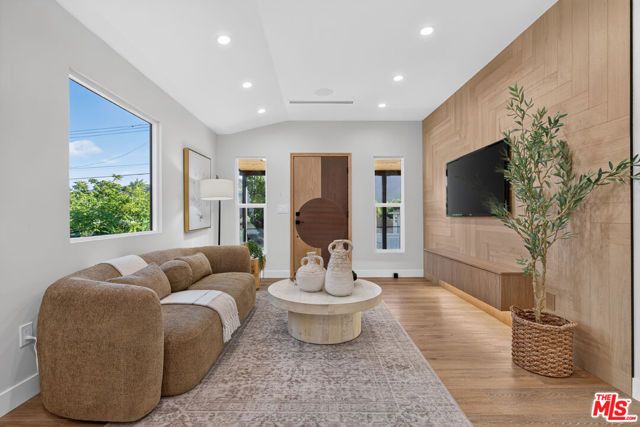 3623 5th Avenue, La Crescenta, CA 91214