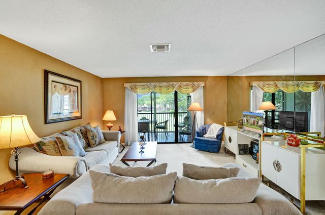 19 STRATFORD Drive E Unit F, Boynton Beach, FL 33436