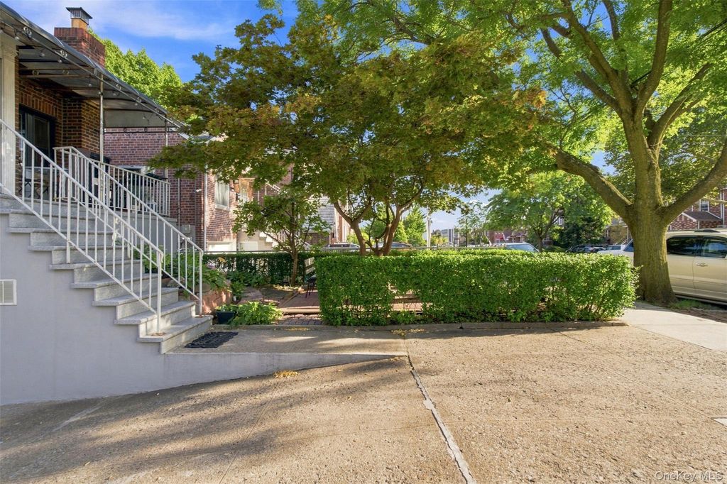 2546 Laconia Avenue, Bronx, NY 10469 — photo 2