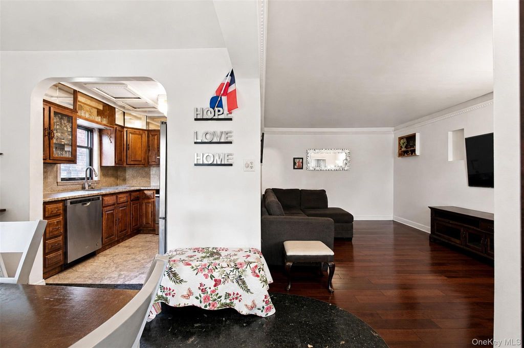 2546 Laconia Avenue, Bronx, NY 10469 — photo 5