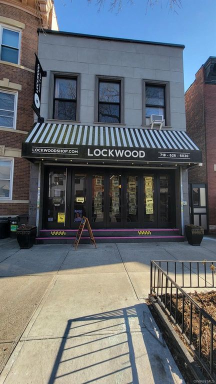 3215 33 Street, Astoria, NY 11106