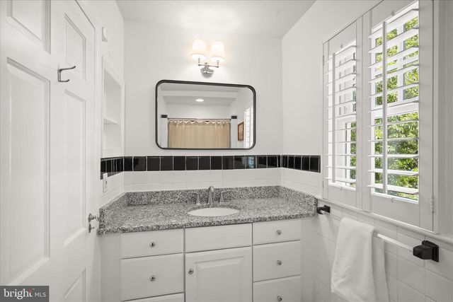 3075 N POLLARD ST N, Arlington, VA 22207