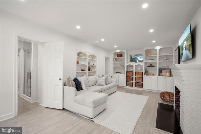 3075 N POLLARD ST N, Arlington, VA 22207