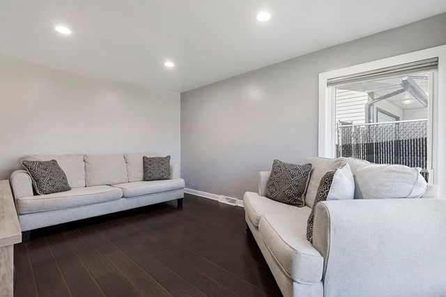 701 W Lake Park Drive, Addison, IL 60101