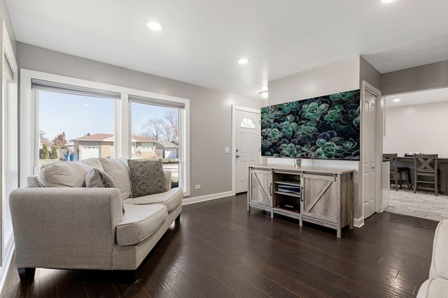 701 W Lake Park Drive, Addison, IL 60101