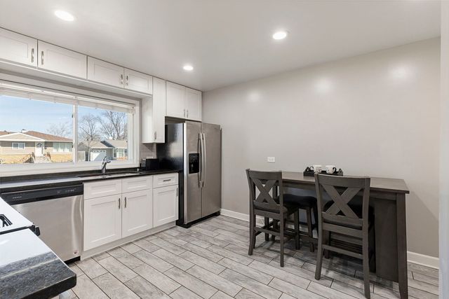 701 W Lake Park Drive, Addison, IL 60101