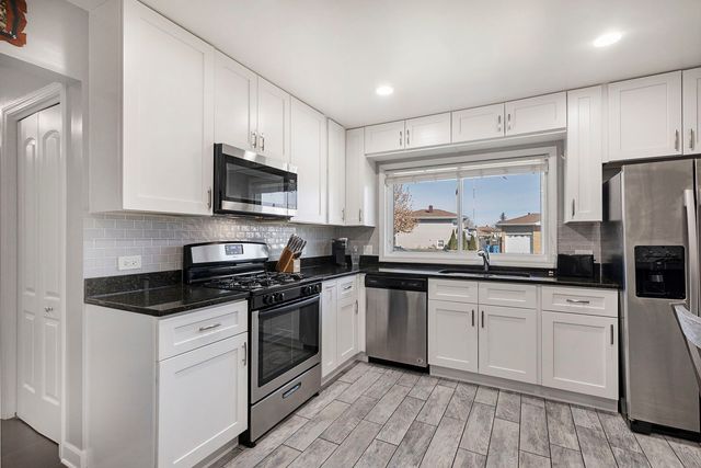 701 W Lake Park Drive, Addison, IL 60101