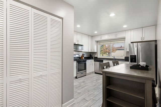 701 W Lake Park Drive, Addison, IL 60101