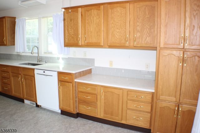 4 Rainbow Terrace, White Twp., NJ 07823