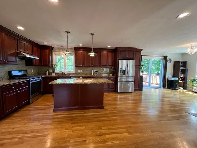 33 Belmont St, Reading, MA 01867