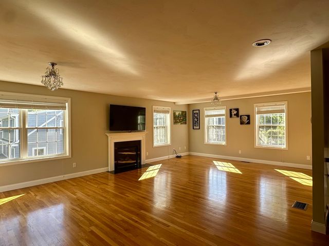 33 Belmont St, Reading, MA 01867