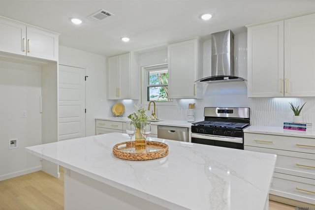 1019 E Palmview St, Gonzales, LA 70737