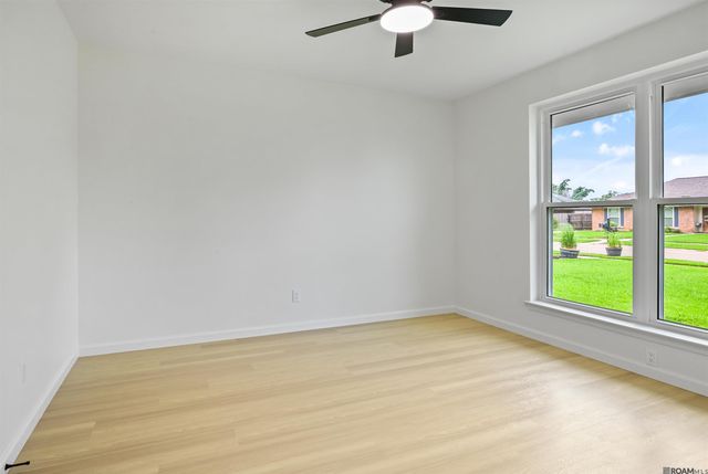 1019 E Palmview St, Gonzales, LA 70737