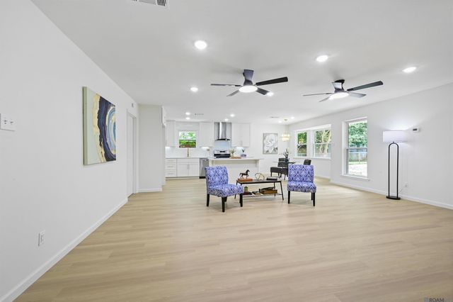 1019 E Palmview St, Gonzales, LA 70737