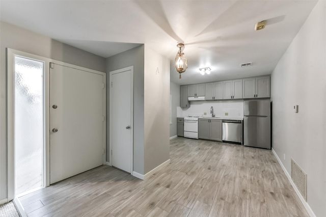 6305 Deerwood Road, Houston, TX 77057