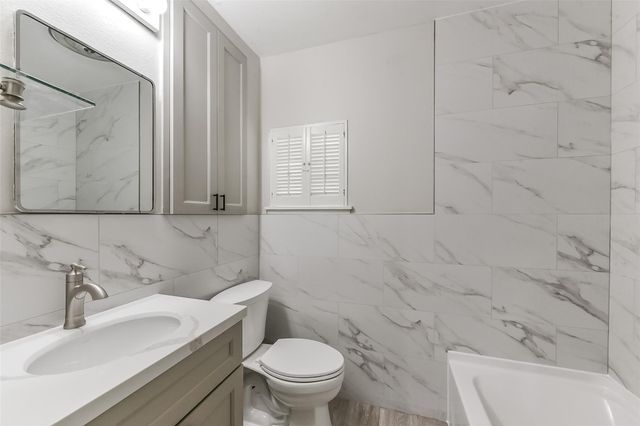 6305 Deerwood Road, Houston, TX 77057