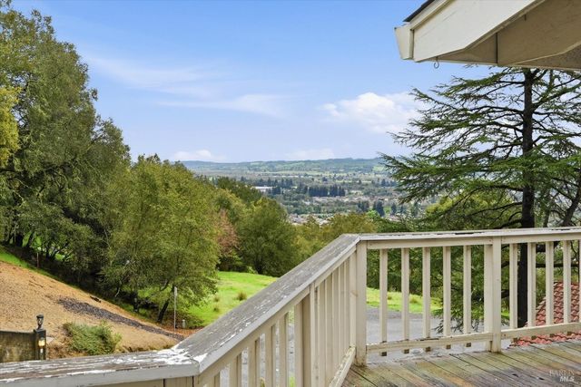 936 Valley View Dr, Healdsburg, CA 95448