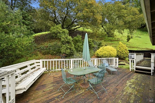 936 Valley View Dr, Healdsburg, CA 95448