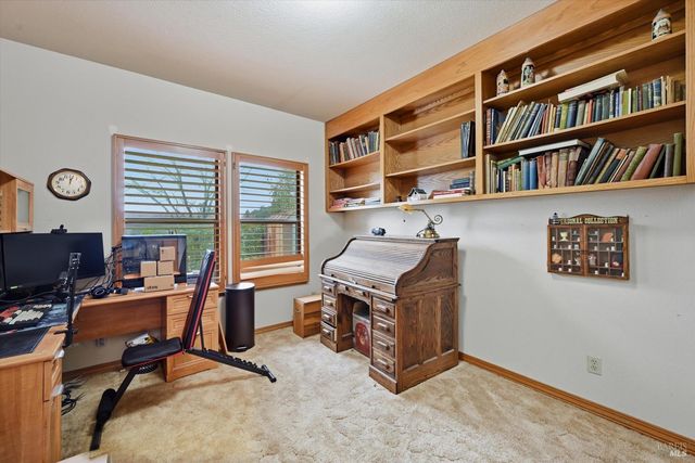 936 Valley View Dr, Healdsburg, CA 95448