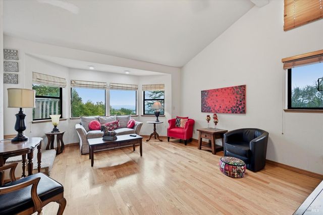 936 Valley View Dr, Healdsburg, CA 95448