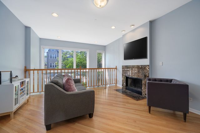 3041 N CALIFORNIA Avenue 1, Chicago, IL 60618