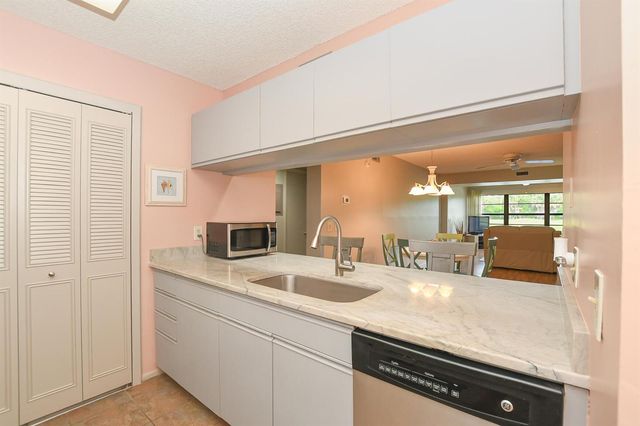 20 Plantation Drive 101, Vero Beach, FL 32966