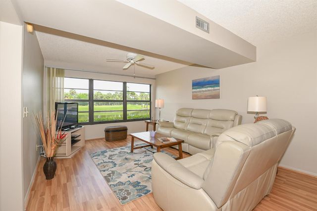 20 Plantation Drive 101, Vero Beach, FL 32966