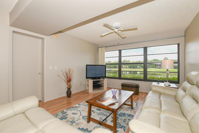 20 Plantation Drive 101, Vero Beach, FL 32966