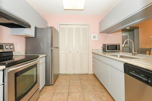 20 Plantation Drive 101, Vero Beach, FL 32966