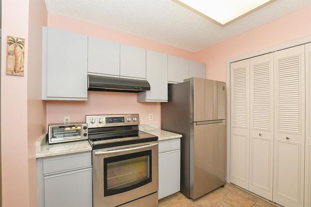 20 Plantation Drive 101, Vero Beach, FL 32966