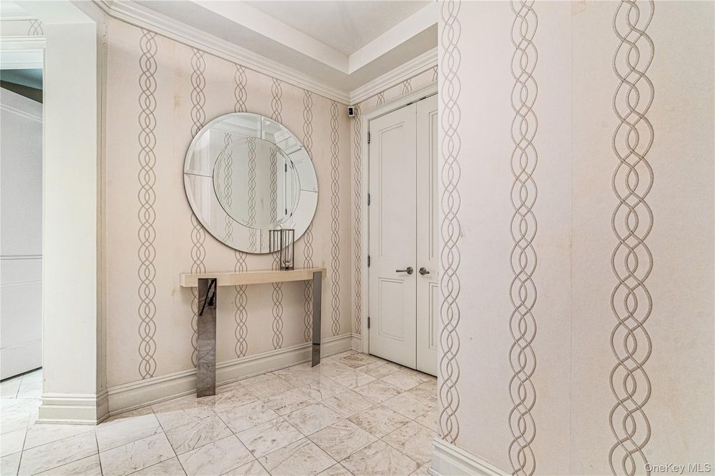 2000 Royal Court 2009, North Hills, NY 11040 — photo 2