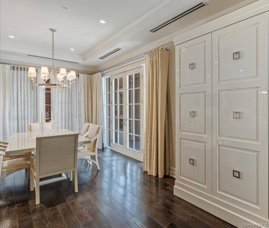 2000 Royal Court 2009, North Hills, NY 11040 — photo 5