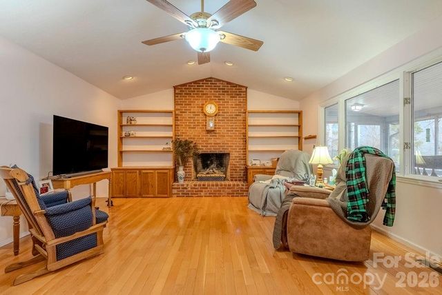 200 Mica Circle, Franklin, NC 28734