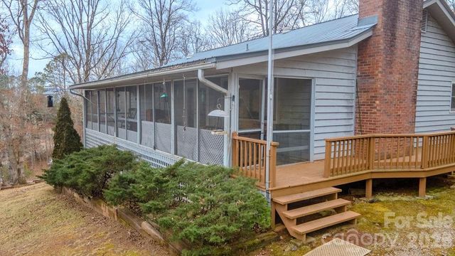 200 Mica Circle, Franklin, NC 28734