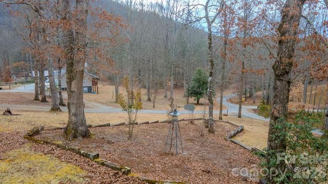 200 Mica Circle, Franklin, NC 28734