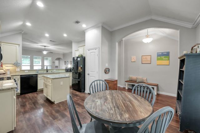 676 Oak Circle Dr E, Conroe, TX 77301