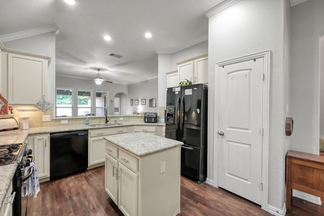 676 Oak Circle Dr E, Conroe, TX 77301