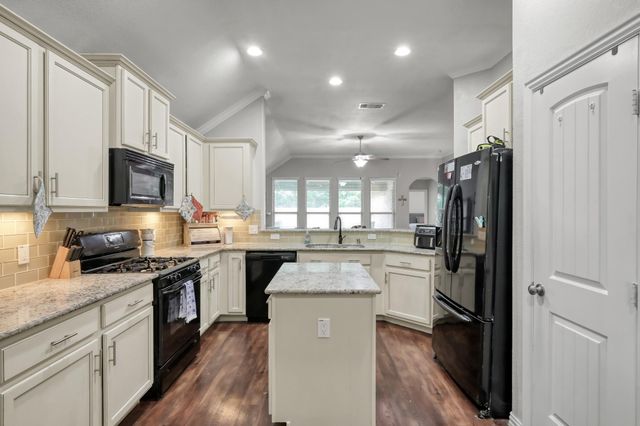 676 Oak Circle Dr E, Conroe, TX 77301