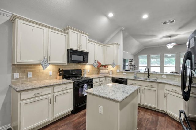 676 Oak Circle Dr E, Conroe, TX 77301