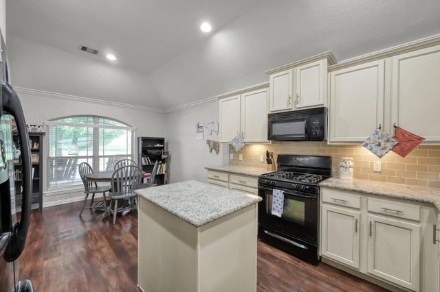 676 Oak Circle Dr E, Conroe, TX 77301