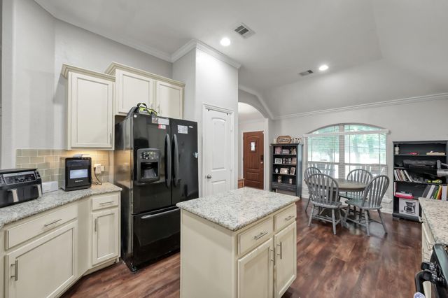 676 Oak Circle Dr E, Conroe, TX 77301