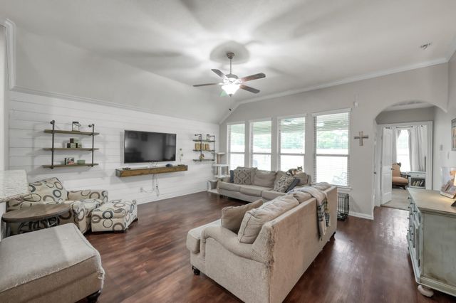 676 Oak Circle Dr E, Conroe, TX 77301