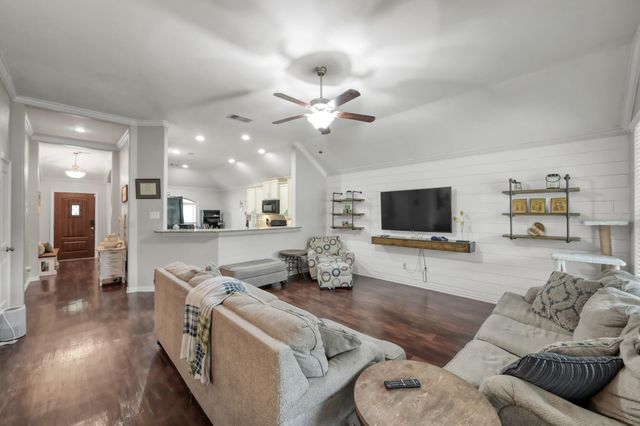 676 Oak Circle Dr E, Conroe, TX 77301