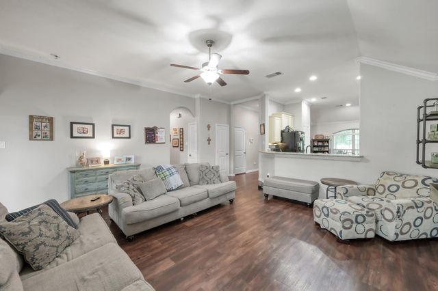 676 Oak Circle Dr E, Conroe, TX 77301