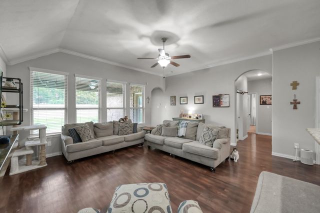 676 Oak Circle Dr E, Conroe, TX 77301