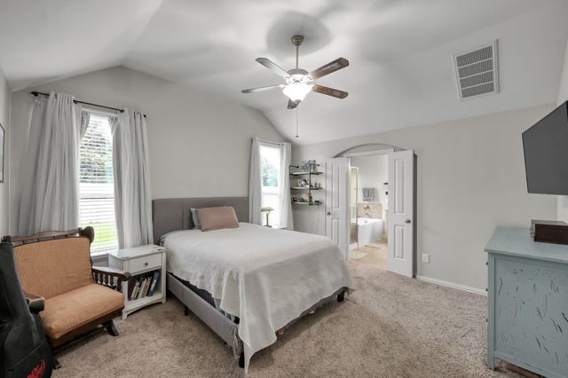 676 Oak Circle Dr E, Conroe, TX 77301